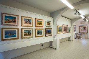 Galleria allestita,pronta per l'inaugurazione