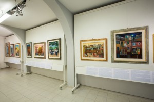 Galleria allestita,pronta per l'inaugurazione