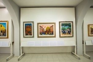 Galleria allestita,pronta per l'inaugurazione