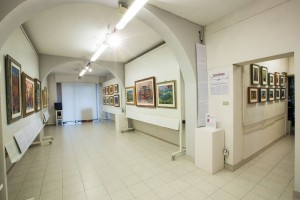 Galleria allestita,pronta per l'inaugurazione
