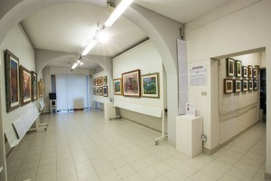 Galleria allestita,pronta per l'inaugurazione