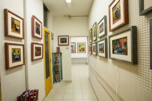 Galleria allestita,pronta per l'inaugurazione