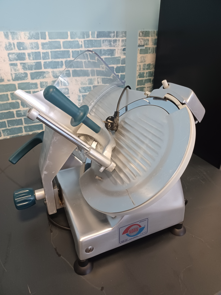Affettatrice Elettrica A Gravità Bartscher 174220 – Corpo In Alluminio, Lama 220 Mm Con Temperamatite, Per Gastronomia